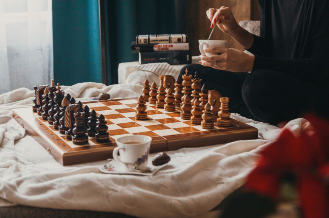 ♟☕📚 Immer kürzere Tage und immer längere Abende. Ideal für Schach 😍😎 Genießen Sie das Wochenende, liebe Freunde, und...