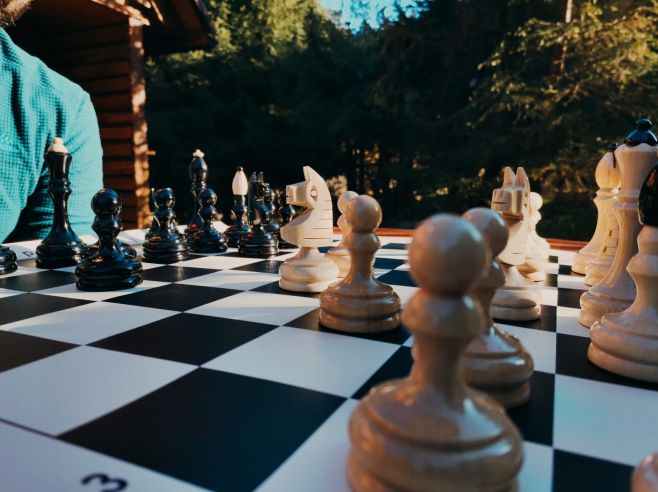 🍂🍁 Auch im November können wir noch draußen Schach spielen ♟😎 Die frische Luft ist wohltuend für die grauen Zellen.🧠👌🌞...