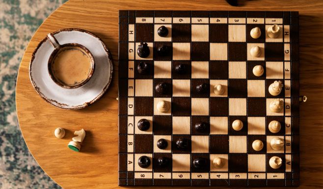 ♟ + ☕ Schach und Kaffee = eine großartige Kombination, die strategisches Denken mit dem Genuss eines köstlichen Getränks...