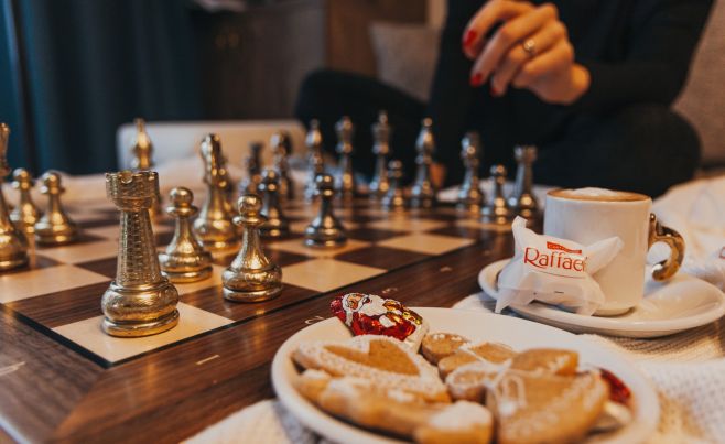 ✨🎅 Nikolaustag vor der Tür🔔🤩♟ Er isst Obst, Schokolade und Waldnüssen.🍏🍫🥜 Er trägt Bart und rote Arbeitskleidung. Alt ist...