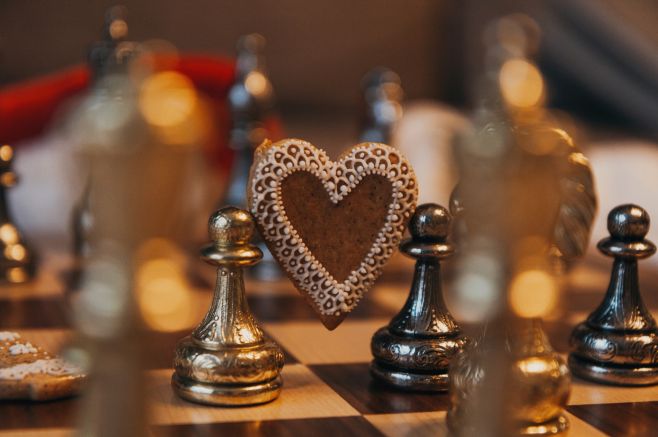 ✨🍪🎄 Die Vorweihnachtshektik erreicht ihren Höhepunkt, trotzdem glauben wir, dass Sie doch Zeit für eine Partie Schach...